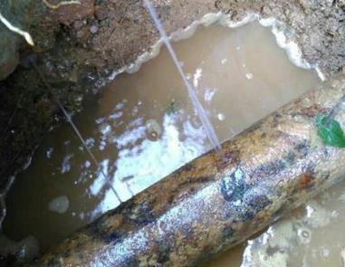 南涧楼顶渗水维修公司分享下地暖漏水的原因及检测方法。